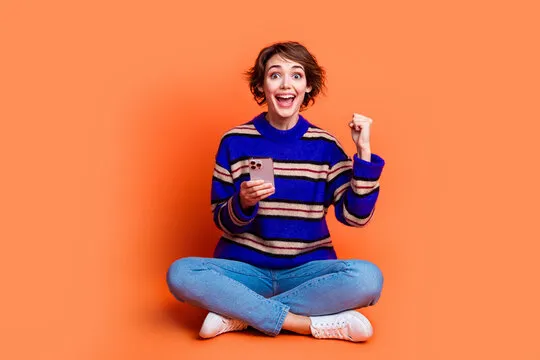 鸿博彩票 App 界面